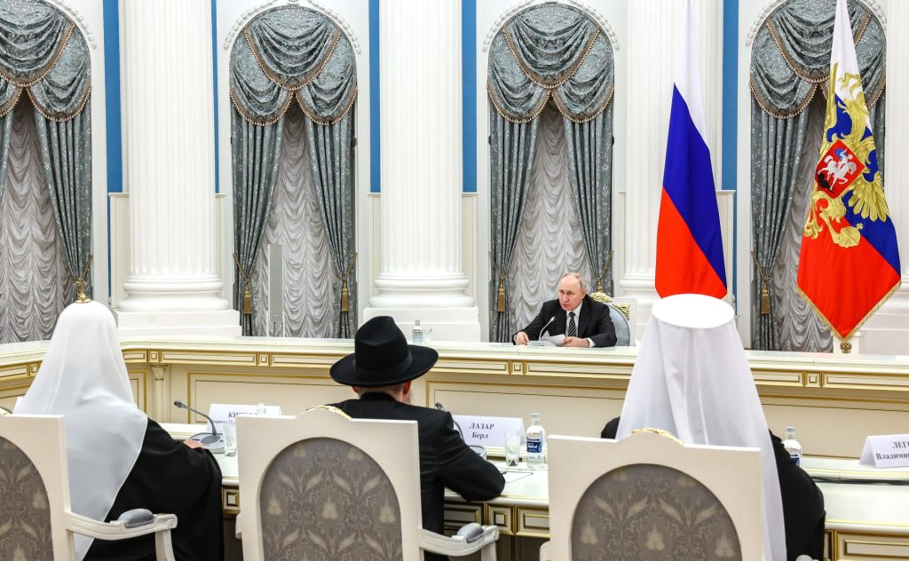На фотографии изображены лидеры религиозных конфессий России — обсуждающие конфликт на Ближнем Востоке