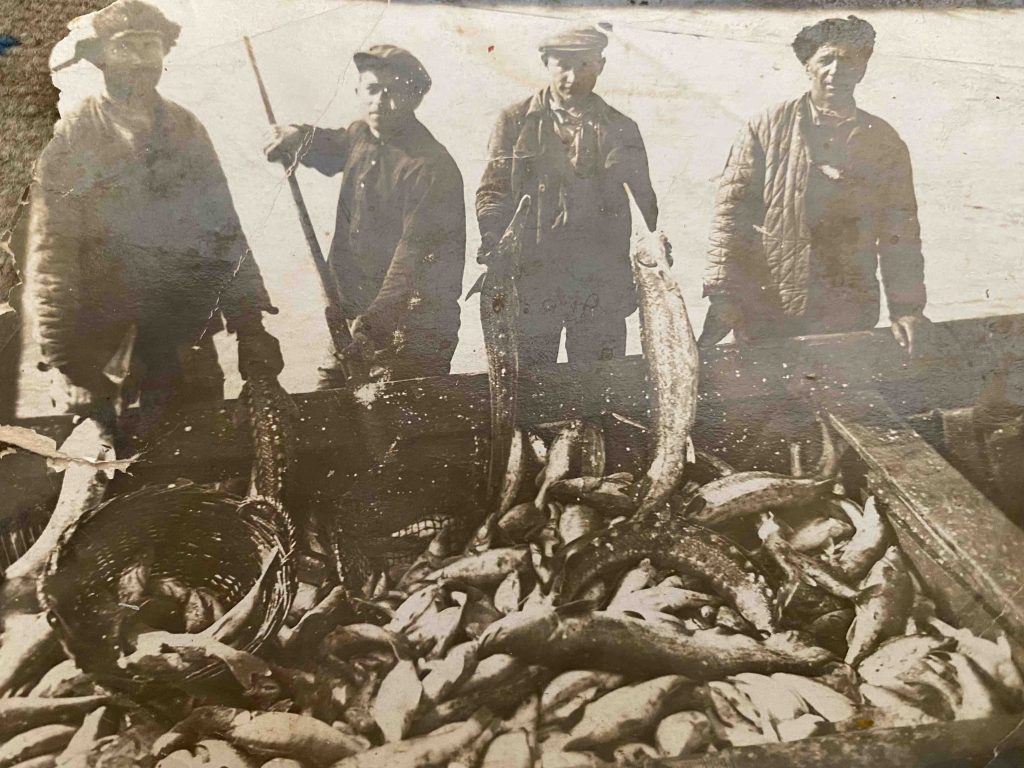 Рыбаки со своим уловом в селе Беглица