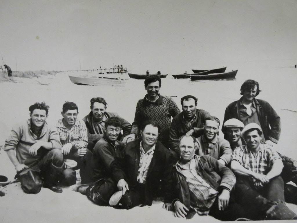 Группа рыбаков на берегу Азовского моря, село Беглица, историческая фотография