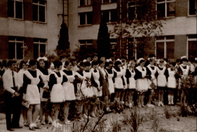 Ученики класса 10 Б на школьной линейке 1 сентября 1970 года