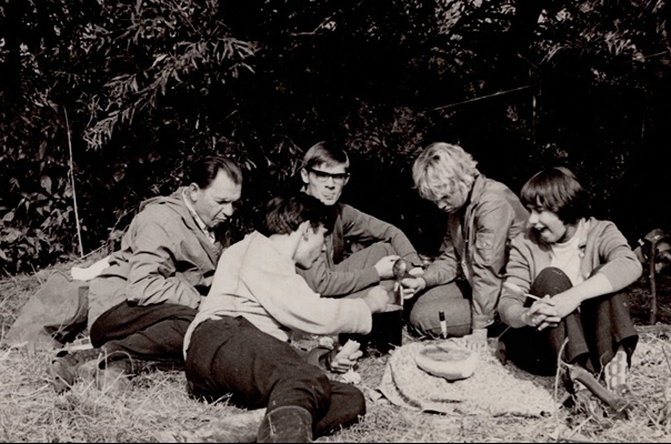 Друзья отдыхают на природе в августе 1973 года