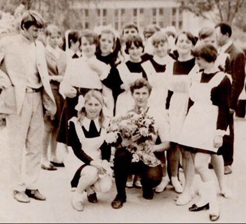 Школьники в день последнего звонка, 1971 год, фотография из личного архива