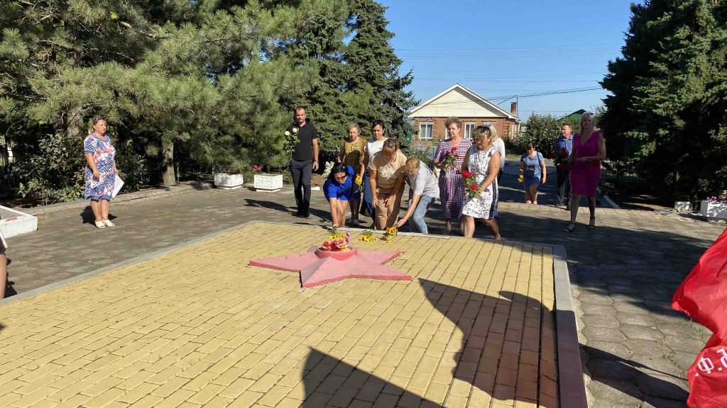 Жители села Беглица возлагают цветы к памятнику Великой Отечественной войны