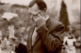 Классный руководитель Всеволод Константинович на церемонии последнего звонка, фото из личного архива автора