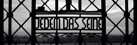 Входные ворота концлагеря с надписью "Jedem das Seine", что означает "Каждому своё"