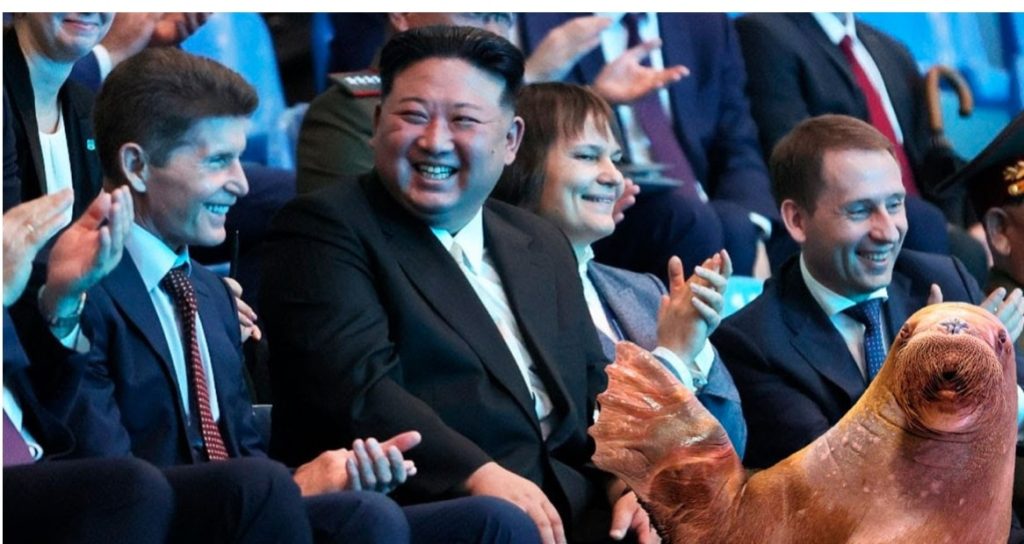 Ким Чен Ын и группа лиц веселится на общественном мероприятии