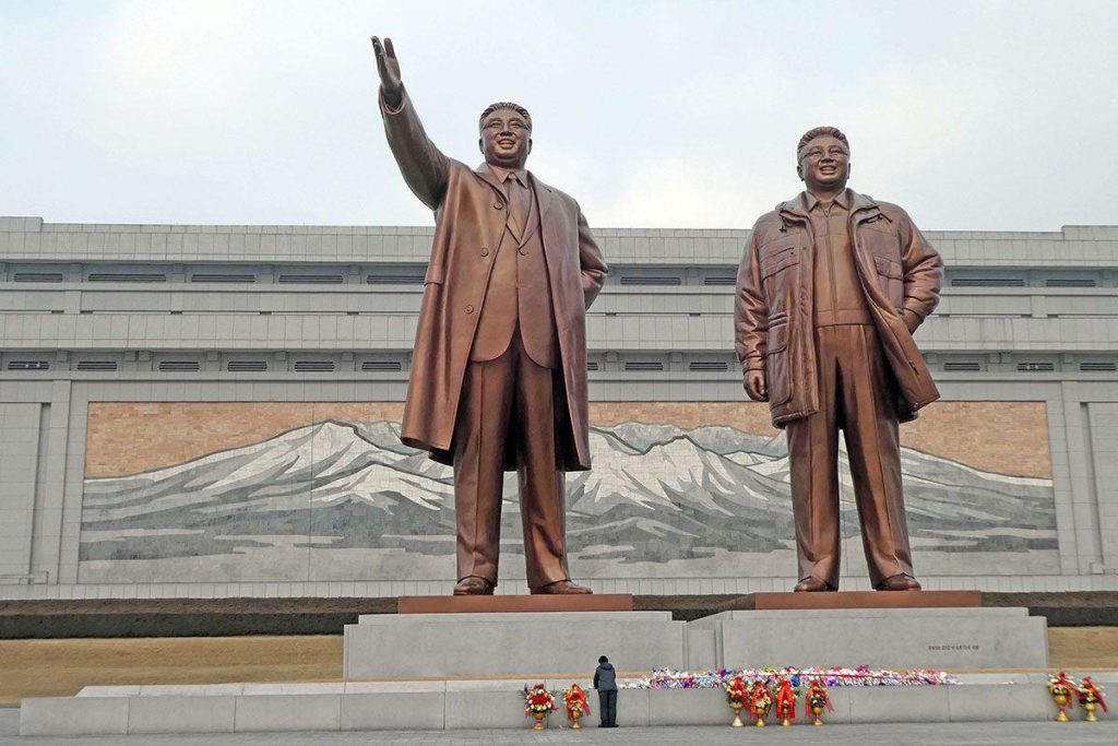 Памятник Ким Ир Сену и Ким Чен Иру в Пхеньяне