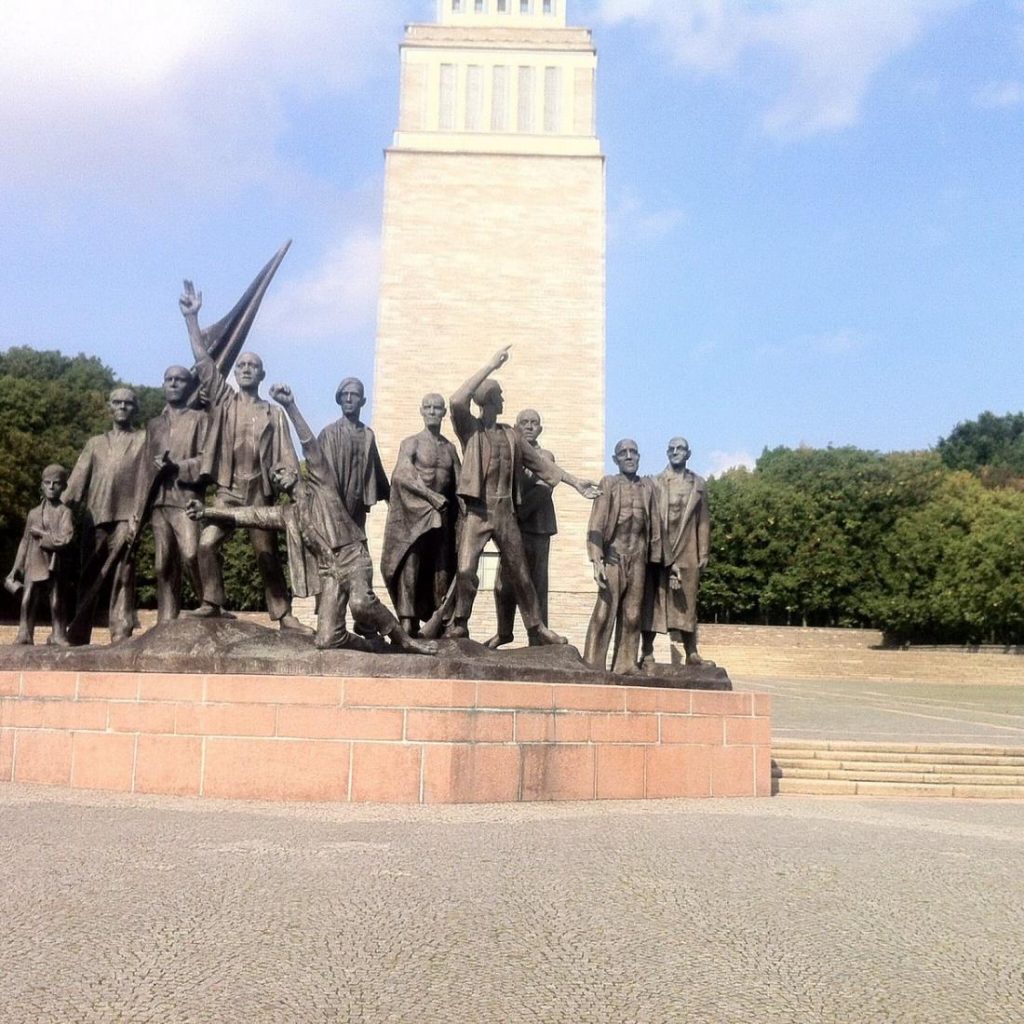 Памятник Бухенвальдские бойцы