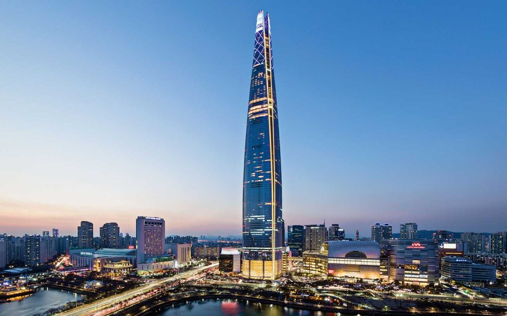 Lotte World Tower освещает небо Сеула