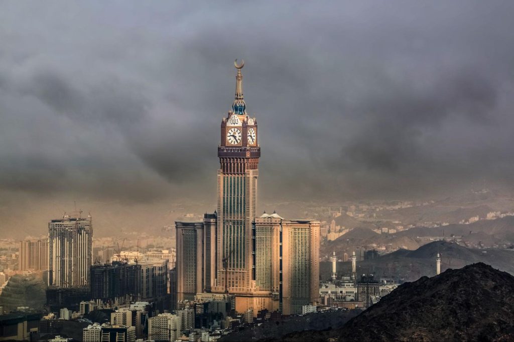 Makkah Royal Clock Tower возвышается над Меккой