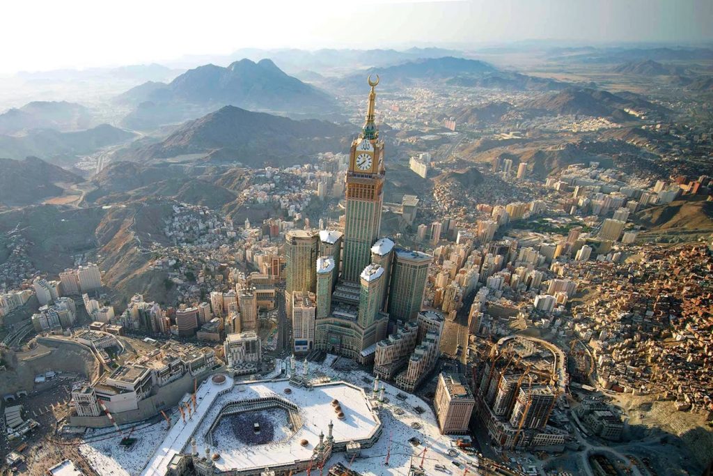 Вид на Makkah Royal Clock Tower и городской пейзаж Мекки