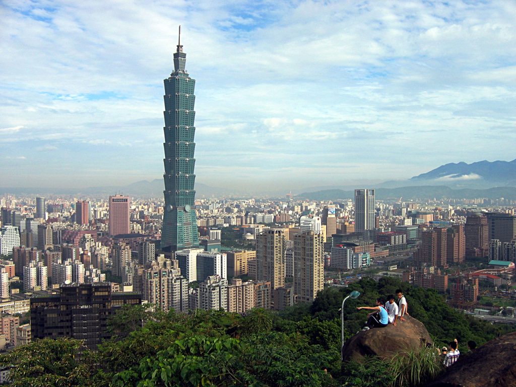 Вид на небоскрёб Taipei 101 в Тайбэе, Тайвань, с горы