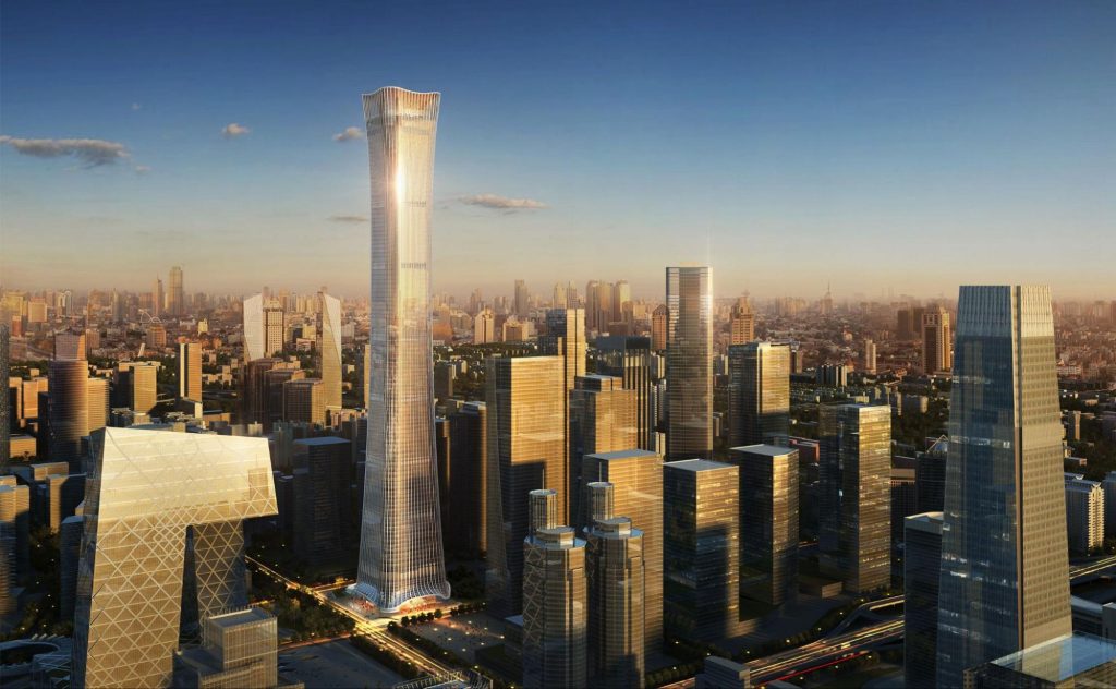 Закатный вид на CITIC Tower, выделяющуюся в городском пейзаже Пекина