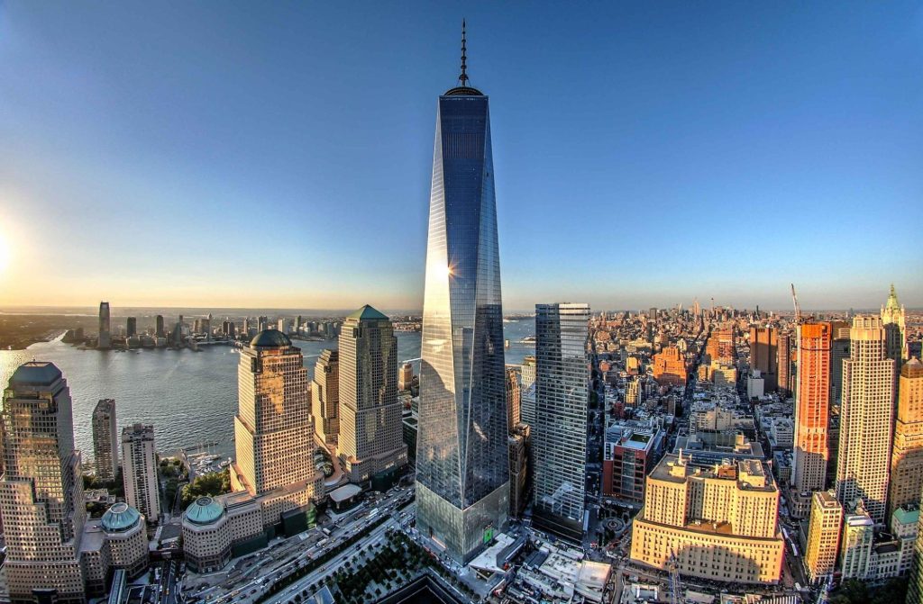 One World Trade Center восходит над Нью-Йорком на рассвете