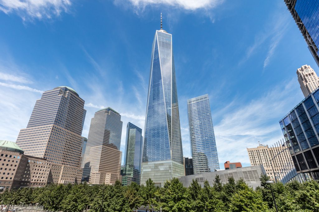 One World Trade Center торчит в горизонте Нью-Йорка.