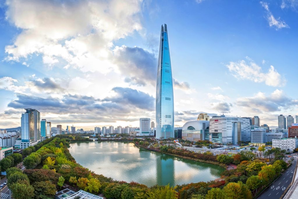 Lotte World Tower высится над Сеулом