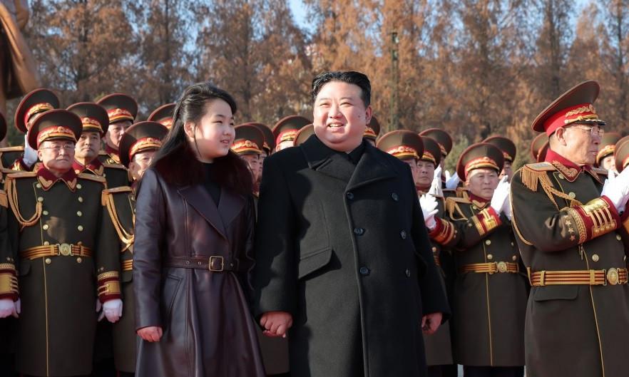 Ким Чен Ын и Ли Соль Чжу на параде