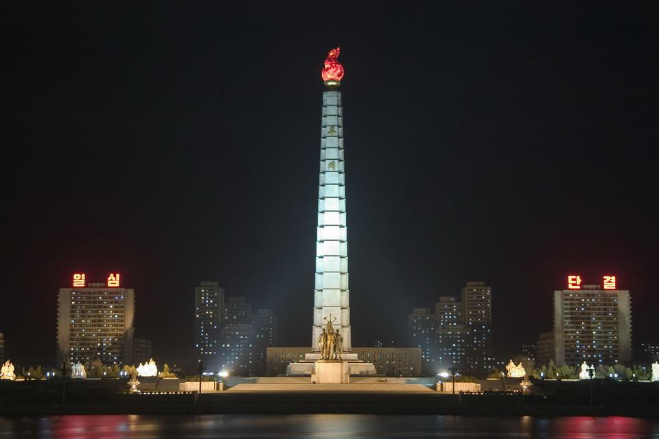 Монумент Чучхе в ночном освещении