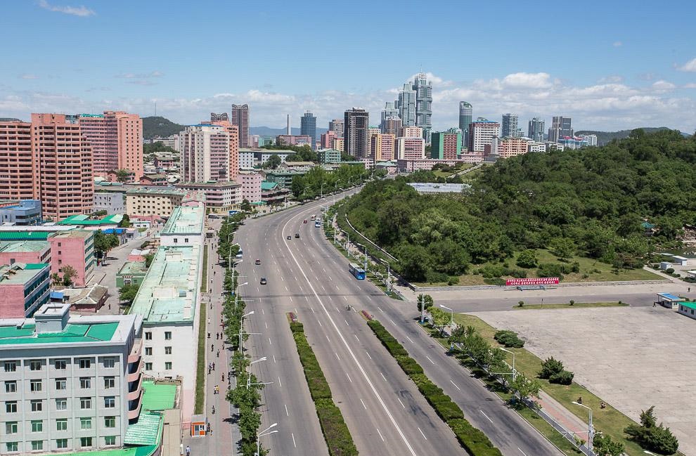 Пустующие улицы Пхеньяна с видом на город