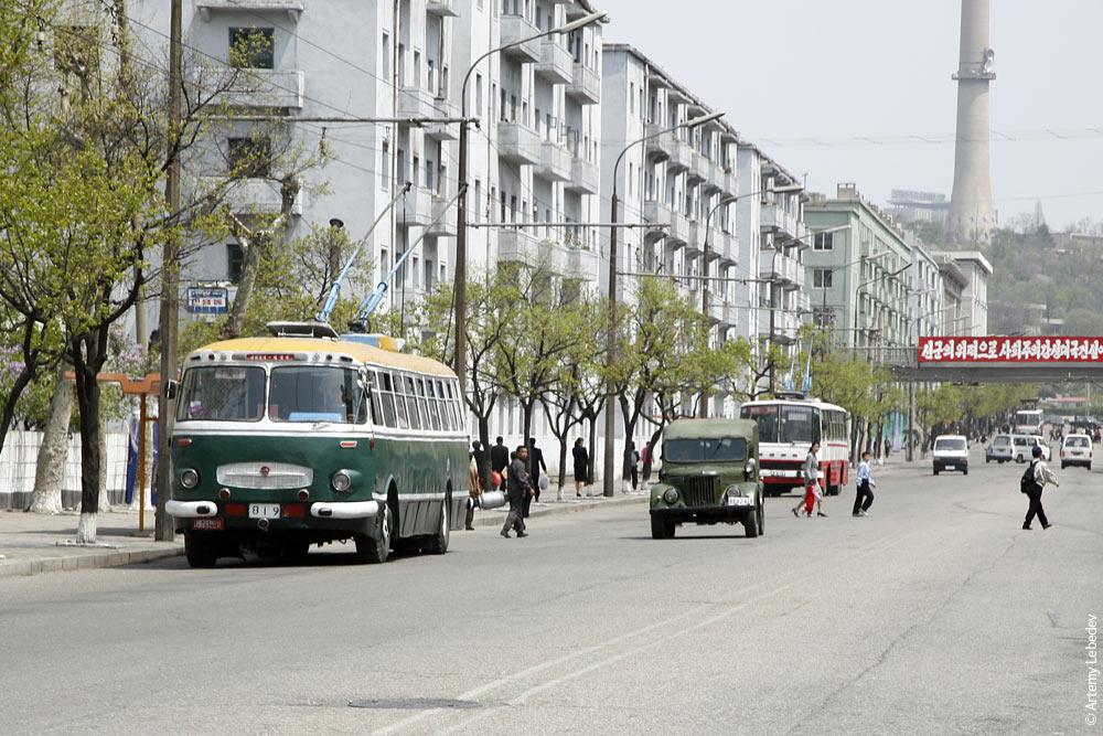 Улица Пхеньяна с движением транспорта и прохожими