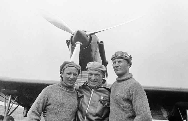 Советские летчики Валерий Чкалов, Георгий Байдуков и Александр Беляков на фоне самолета АНТ-25.