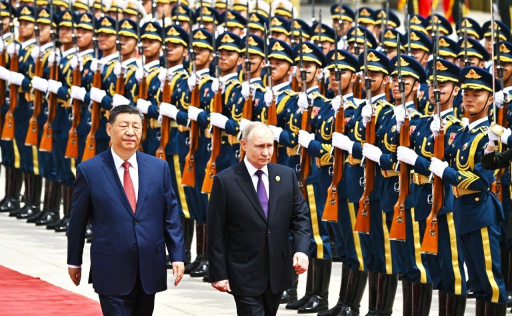 Си Цзиньпин и Владимир Путин на фоне строя военных
