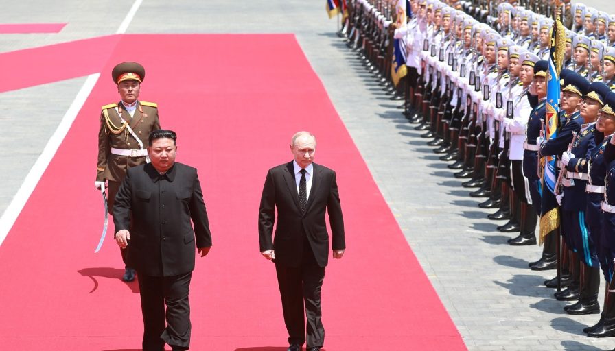 Владимир Путин и Ким Чен Ын на торжественной церемонии в КНДР