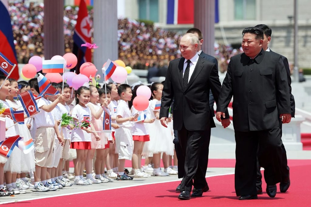 Путин и Ким Чен Ын, дети машут флажками России и КНДР
