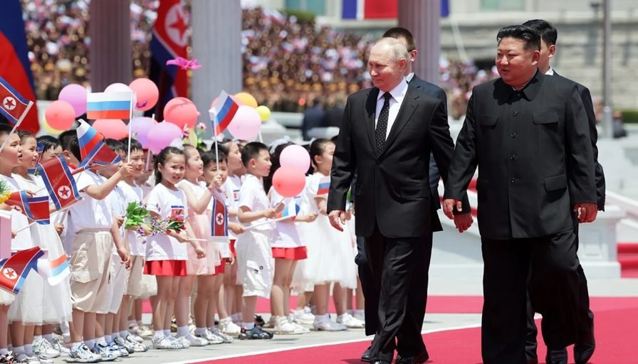 Путин и Ким Чен Ын, дети машут флажками России и КНДР